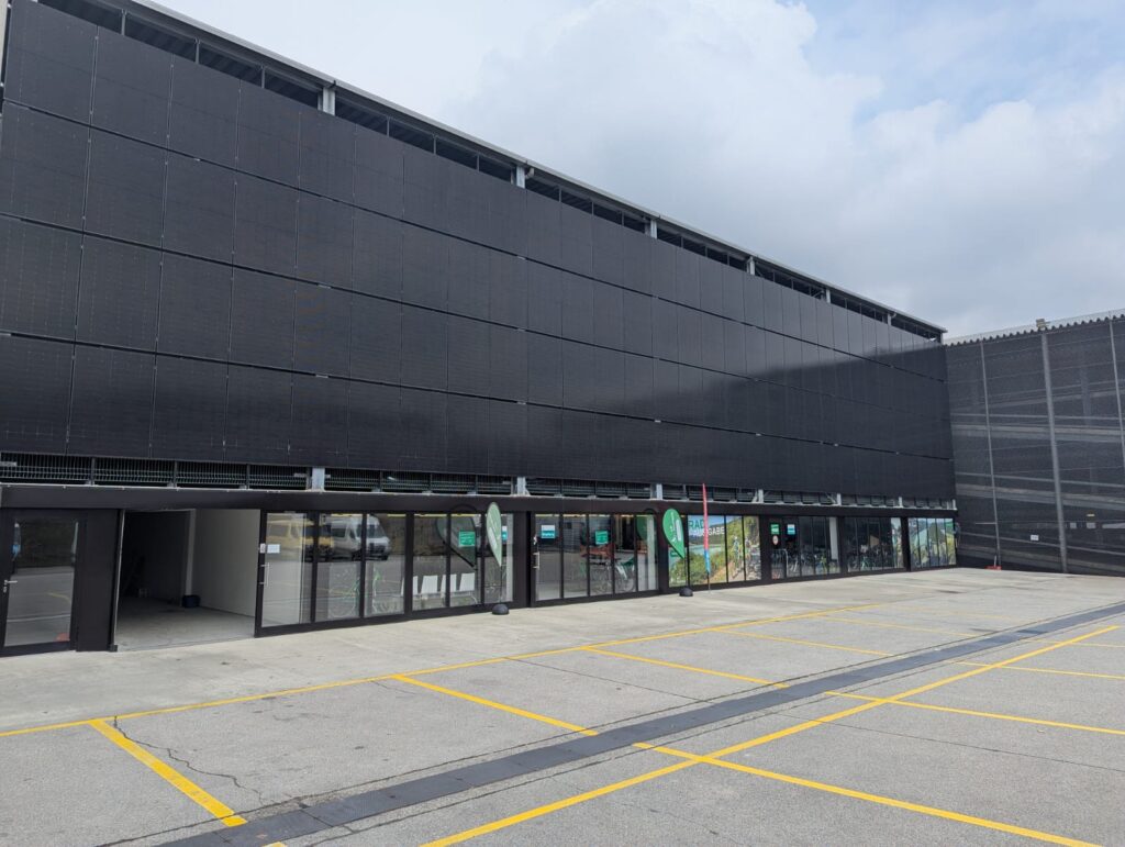 Eichberger Reisen: PV-Fassade an Parkhaus