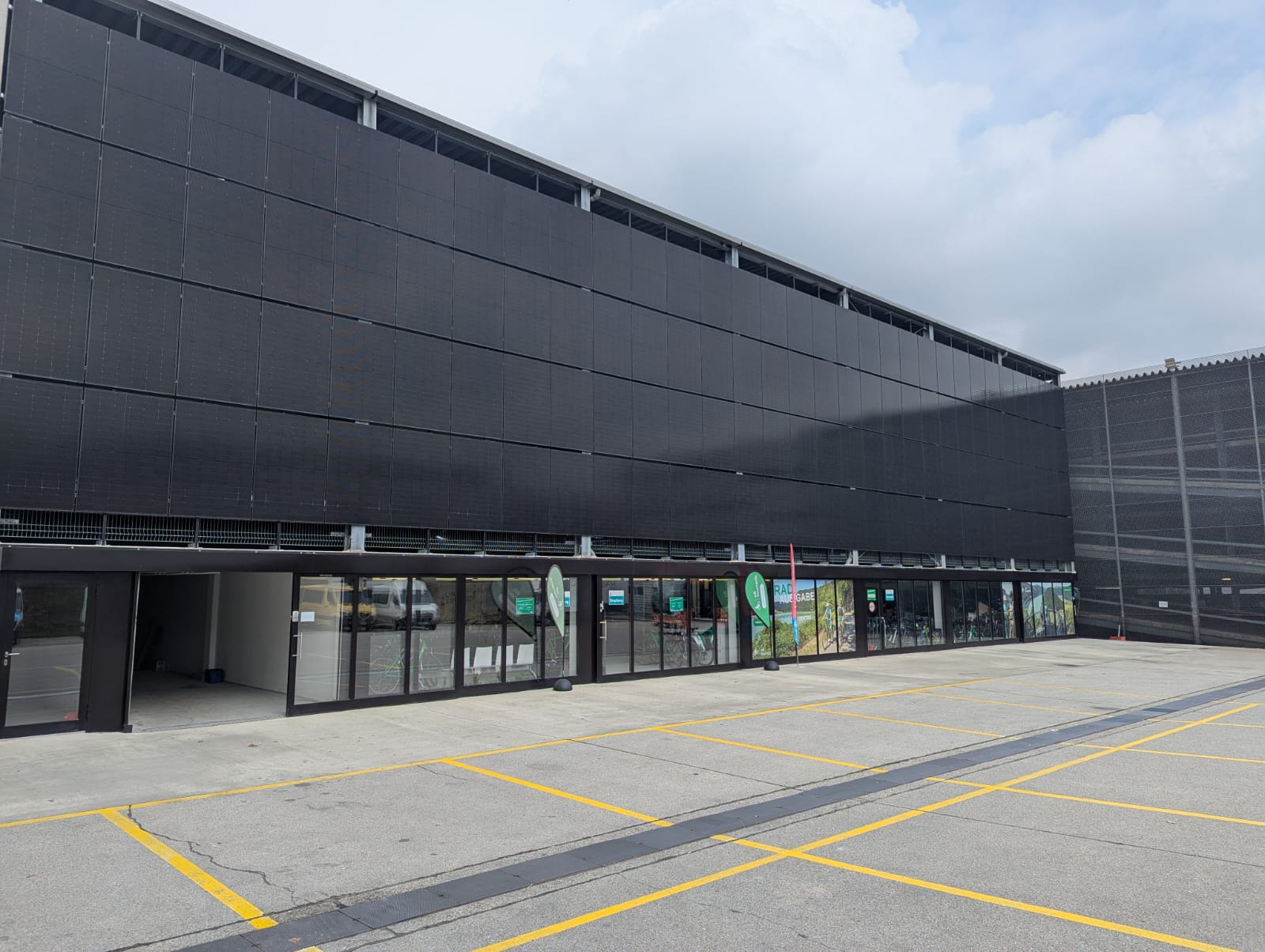 Eichberger Reisen: PV-Fassade an Parkhaus