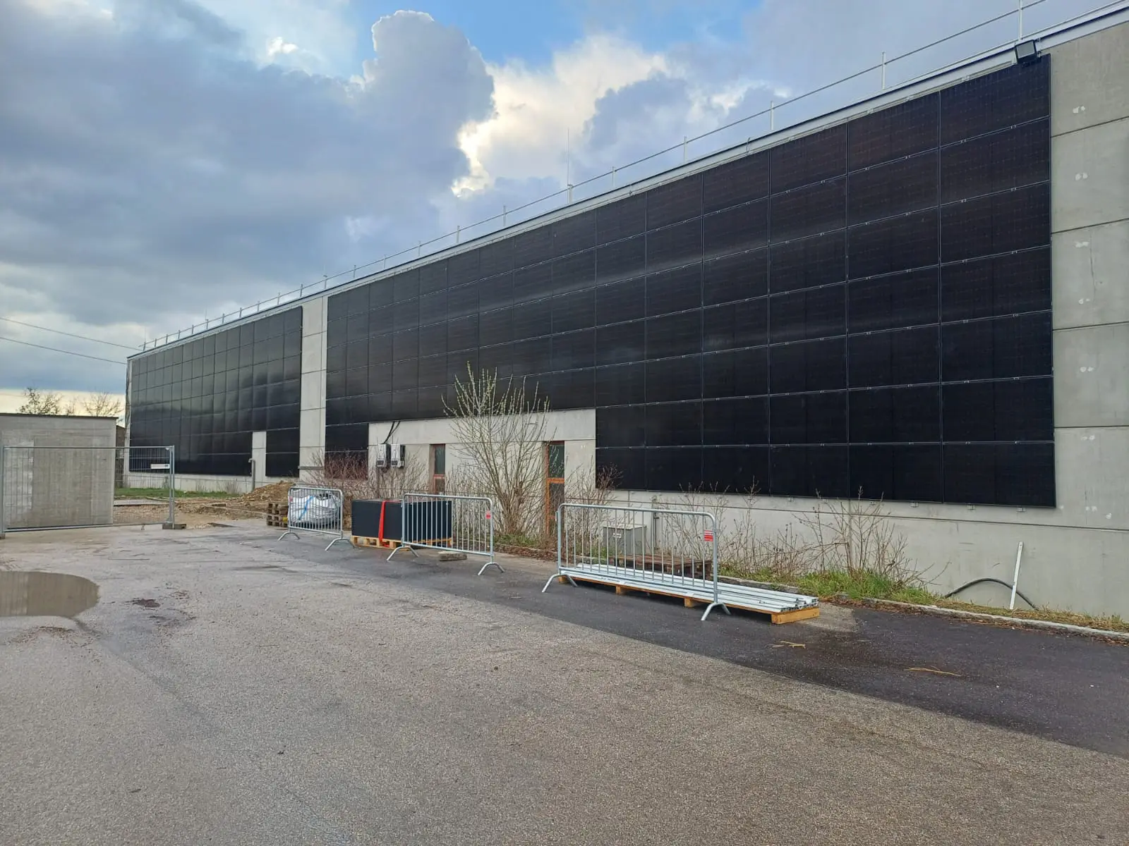 Logistik Schachinger mit einer neuen PV-Fassade