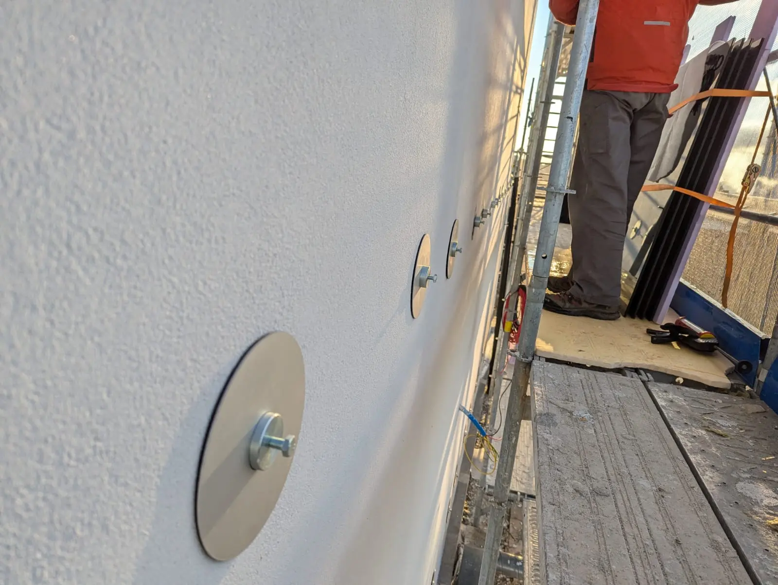 Solexis PV-Fassade pv-concrete Unterkonstruktion gedämmte Fassade WDVS