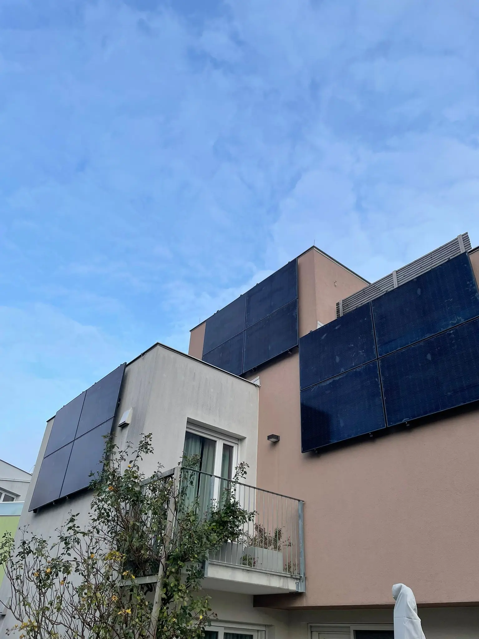 pv-anlage an fassade mit dämmung wdvs